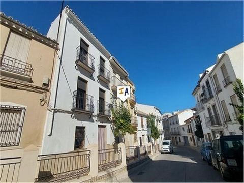 Gelegen in de gewilde stad Luque in de provincie Cordoba in Andalusië, Spanje. Dit herenhuis met 5 tot 7 slaapkamers en 3 badkamers, een eigen patio en een zonneterras, wordt gedeeltelijk gemeubileerd verkocht voor 78.000 euro, klaar om in te trekken...