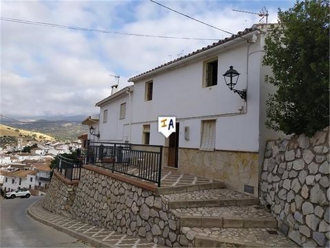Cette maison de ville meublée de 5 chambres est située à Riogordo, un village de la région d'Axarquía de la province de Malaga, Andalousie, Espagne. La maison se compose de deux étages, répartis comme suit; le rez-de-chaussée est accessible depuis la...