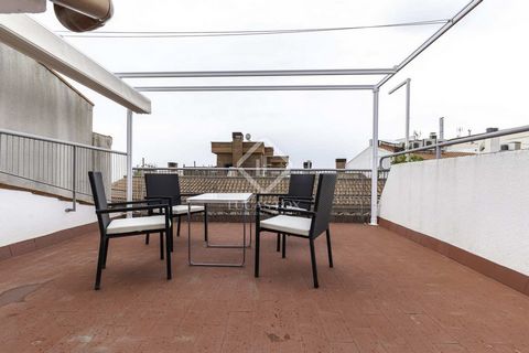 Exceptional semi-detached detached house of approx. 189m2 built in 1991 with brick facades and south-facing windows that allow direct sunlight and sea views from its roof terrace. Half-level garage below the street for a car, motorcycle and bicycle, ...