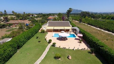 This private, ground floor, 5-bedroom villa has everything your heart desires! The large plot (completely walled in) is a garden lover's dream. In addition, the beautiful (heated) swimming pool, outdoor kitchen and the great terrace area invite you t...