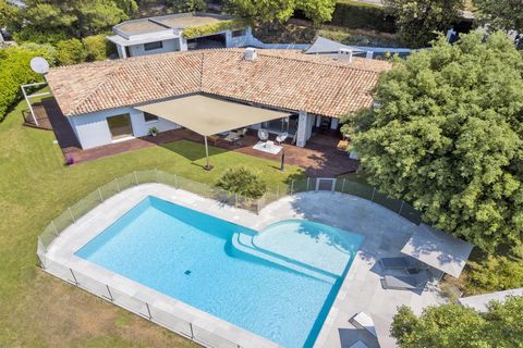 Biot: co-exclusivity, near Valbonne, in a residential area close to schools and shops, golf course, superb south-facing single-storey villa in absolute peace and quiet with lovely open views. Inside, entrance hall, bright living room with fireplace, ...