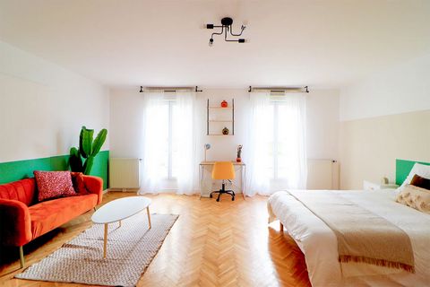 We offer an imposing room of 30 m² for rent in a beautiful apartment of 105 m² in Saint-Denis. Located on the first floor of a residence, the apartment enjoys proximity to public transport and local shops. The atmosphere of this room has been designe...