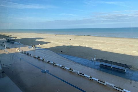 Spacious apartment with 2 bedrooms centrally located on the sea wall. digital TV and WiFi Nestled in the serene coastal town of Nieuwpoort, this exquisite apartment offers the perfect blend of comfort, convenience, and breathtaking vistas. Located ju...