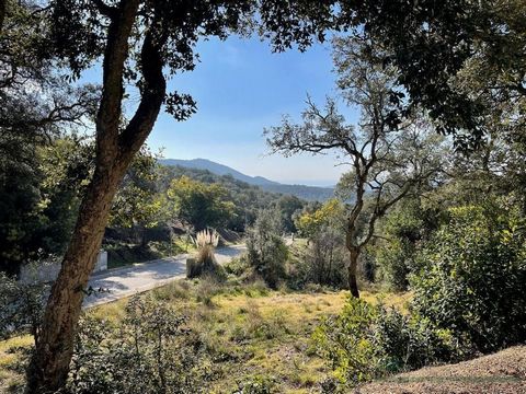 Plot with sea views in urb. Fontbona Located in Sant Llorenç de Llagostera. Ref: 2023. Corner plot of 609 m² to build a house on two floors. Oriented west-south. It has sun all day and stunning sea and mountain views. Residential and quiet area. Clos...