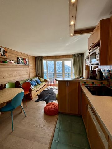 In the resort of Avoriaz, on the Place Jean Vuarnet just in front of the Prodains Express cable car, discover the quiet residence of the Yucca with direct access to the slopes. On the third floor, this duplex welcomes you with an entrance equipped wi...