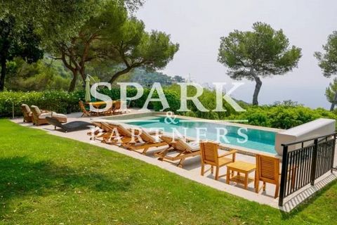 Nestled in Eze, on an expansive 9,000 m2 plot, this superb luxury villa spans 350 m2 across two floors. The main house boasts 5 bedrooms and 5 full bathrooms, including a guest bedroom, a well-equipped kitchen, a dining room with a billiards corner, ...