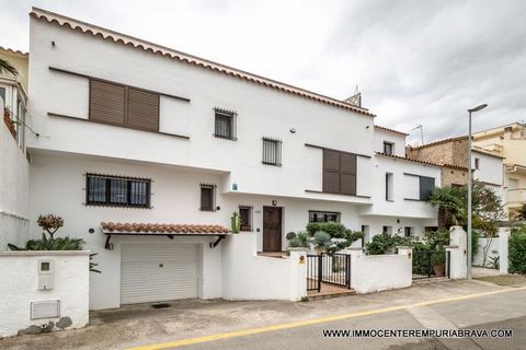 Magnificent villa with luxury amenities before the long weekends, and within walking distance to the beach and town centre. On the ground floor there is a spacious living room with access to the terrace overlooking the canal, a fully equipped open pl...