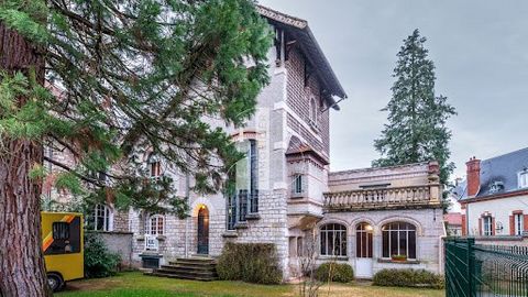 Ideally located in FONTAINEBLEAU (77300), in the heart of a residential environment of architectural quality. Nestled near the city center, schools and the Fontainebleau forest, this residence of 302.95 m2 of living space, classified 'Remarkable', of...