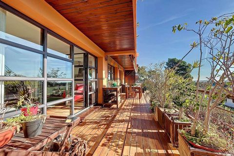 Semi-detached house for sale, 328m2 on a completely renovated 432m2 plot, featuring three spacious terraces with views, garden area, and barbecue, located in Castelldefels. The property is distributed over three independent levels. On the main floor,...