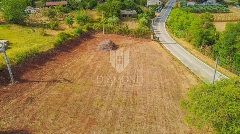 Location: Istarska županija, Vižinada, Vižinada. Istria, Vižinada In a small town not far from Vižinada, located in a quiet street, there is this interesting building plot! The land has a regular shape and the total area of ​​the land is 2074 m2. Ele...