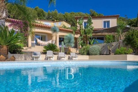 Situated in the Sanary countryside, beautiful 407m² property set in 4250m² of landscaped gardens with swimming pool and splendid sea views. It comprises: a large reception room, dining room, open-plan kitchen, Tv lounge with fireplace, library sittin...