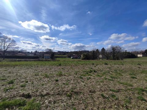 EXCLUSIVE TO BEAUX VILLAGES! Flat and well maintained building plot of 3000m2 ideally situated in a quiet hamlet on the edge of a Dordogne village with all amenities. Additional adjoining building plot is available. Price including agency fees : 30.0...