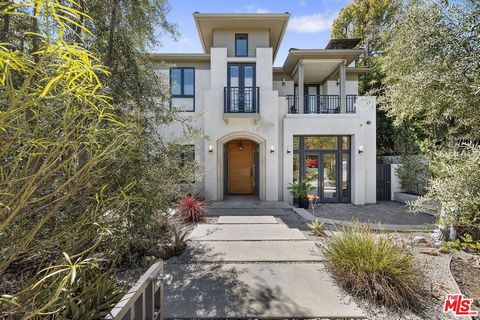This Exquisite house is located in one of the most sought after locations of Santa Monica. It offers luxury and comfort with the utmost attention to detail. With an elegant floor plan, this incredible home has a Large living room with fireplace and f...