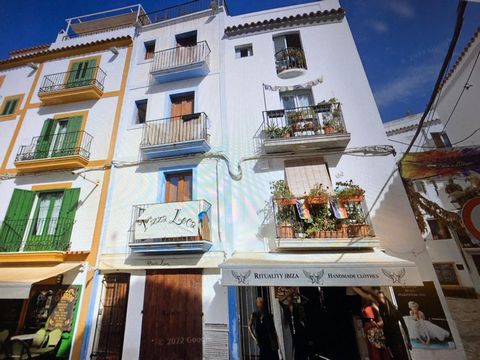Gran oportunidad, Edificio típico Ibizenco, ubicado en la zona mas comercial de Ibiza ciudad, la zona del Puerto, a solo 20 metros del mar. Realizando pocas reformas, este Edificio puede transformarse en un pequeño hotel boutique o apartamentos vacac...