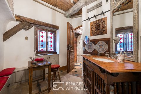 Housed in a Provençal village of character of the XII th Century, this house in absolute calm with a total area of 130 m2 of living space (124.28 m2 carrez), is composed of a main house of 98 m2 and two independent studios. It was formerly the annex ...