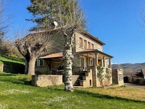 Beautiful volumes for this bright house built in the 50's. It is located 10 minutes from Cluny and 20 minutes from the TGV station in the town of Navour-sur-Grosne. With a living area of about 180 m2, it consists of a large entrance hall, an office o...