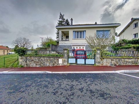 Abithéa presents you exclusively this house of 60 m2 in Cars. Currently rented 420 € monthly, this house on basement has 2 bedrooms, a large kitchen, a nice living room, a bathroom and separate toilet. Some windows are in recent PVC double glazing, h...