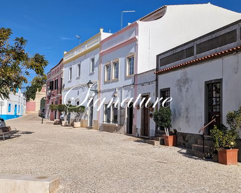 Charmant huis in het centrum van Estoi. Een huis in de typische architectuur van de Algarve, met een kleine patio en dakterras. Het bestaat uit 2 stedelijke artikelen en heeft een totale oppervlakte van 111 m² waarvan een schattig terras van 15m2. Er...