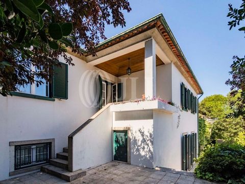 6-bedroom villa, 255 sqm (construction gross area), terrace, garden, swimming pool and garage, set in a 2,370 sqm plot of land, in Paços de Ferreira, Porto. The property is spread over two floors and comprises, in the social area on Floor 1, an entra...