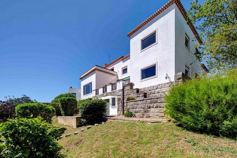 Located in Oeiras. 6 bedroom villa in Alto de Santa Catarina in Oeiras, inserted in a quiet and peaceful residential area and standing out for its magnificent views over the Tagus estuary, the Atlantic Ocean, and some of Lisbon's most emblematic land...