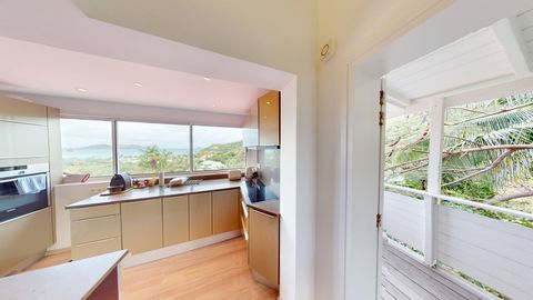 Immo Business is verheugd u dit prachtige appartement aan te bieden met een uitzonderlijk uitzicht op het strand van Saint Jean en de rots van Eden! De woonkamer met open keuken heeft een zeer hoog plafond en uitzicht op zee. De accommodatie heeft 2 ...