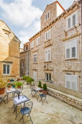 Une offre incroyable dans le vieux Dubrovnik - appart-hôtel dans le vieux PALAZZO à vendre ! Nous proposons une résidence hôtelière entièrement fonctionnelle de 9 appartements entièrement meublés et équipés pour la location. L'un des endroits les plu...