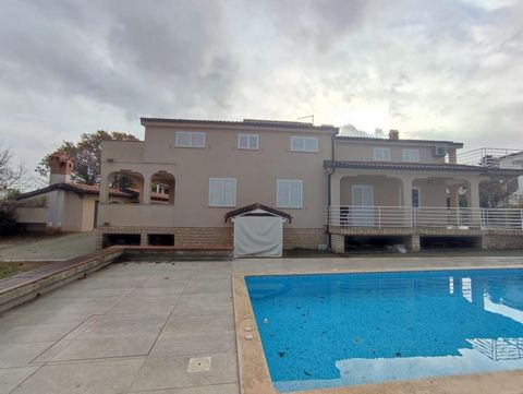 Belle villa avec vue dégagée sur la mer et piscine à Rovinsko Selo qui est devenue une urbanisation de prestigieuses villas de luxe au cours des 10 dernières années. La taille totale de la maison est de 258 m2 située sur un jardin magnifiquement pays...