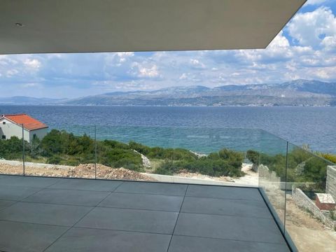 Fantastic ultra-modern new villa of the highest quality with panoramic sea views on the first line to the sea, just 50 meters from beachline, in Splitska! It is a very attractive location in an idyllic Dalmatian town on the north coast of the island ...