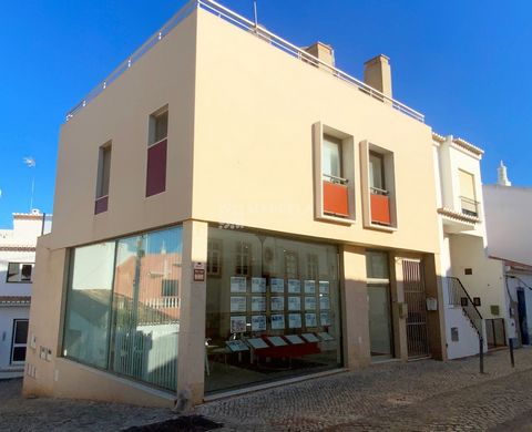 Located in Praia da Luz. LEASEHOLD - Commercial space located on the main street of Praia da Luz and with excellent exposure. The space consists of 2 large rooms and is divided by ground floor and basement. On the ground floor we have a large living ...