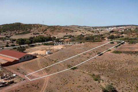 Located in Vila do Bispo. Land with 6920 m2 for sale near the village of Vale de Boi, in Budens. With good access, good sun exposure and beautiful views over the countryside. Short distance to the best known beaches such as Boca do Rio, Cabanas Velha...