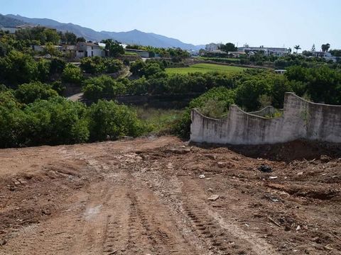 An urban plot to build a large house in Nerja, and at a great price. Located in the Exotica area, these 2 plots together have 850 m2. The 577 m2 plot is urban with the right to build 163 m2 above ground (that is, a basement can be built in addition t...