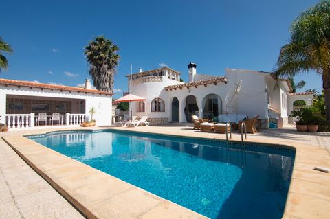 Beautiful rustic villa located in a quiet neighbourhood. The property has 4 bedrooms and 4 bathrooms all on the ground floor. South exposure with a large terrace and a beautiful swimming pool. Parking for 2 cars. View of the peñon and from the solari...