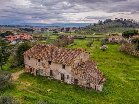 Fucecchio è un comune tra Firenze e Pisa con circa 25.000 abitanti. Qui vendiamo un rustico a due piani completamente da ristrutturare in posizione isolata, circondato da circa 1,3 ettari di terreno. La proprietà, costruita nel 1800, si trova alla pe...