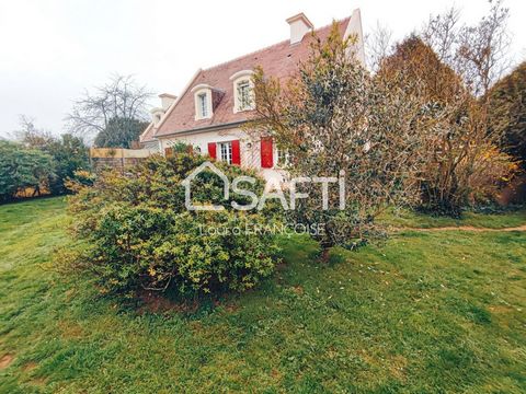 Come and discover this pretty house located in the town of Lasson, 15 minutes from the city center of Caen, 25 minutes from the beach of Ouistreham, on an enclosed and wooded plot of more than 1000 m2 in a quiet and not overlooked area. On the ground...