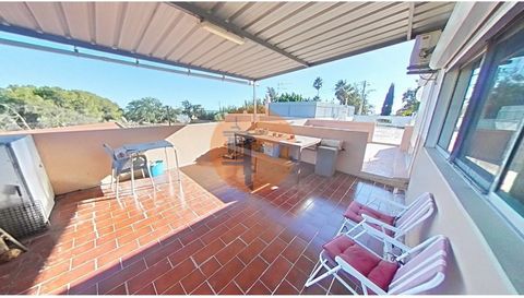 House of type T3, located in a rural environment just 400 meters from the Ria Formosa and the beach. 2-storey townhouse, on a plot of 434 m2, fully fenced, with patio, parking for several cars and garage. On the ground floor the house consists of a h...