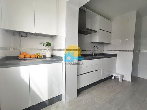 *INMOUMBRIA* SELLS Flat in the neighbourhood of Tres Ventanas. Third floor WITHOUT elevator. The house in good condition is distributed by a distributor entrance, large living room with air conditioning and access to a balcony, which provides the roo...