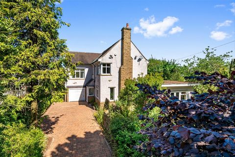 Fine & Country are pleased to bring to the market Harefield, which is located on the well renowned Stairfoot Lane.    This beautiful home has been well cared for over the recent years by the present owners whilst retaining many original characterful ...