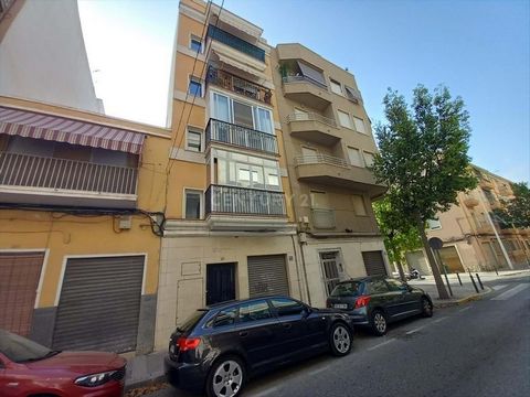 A unique opportunity awaits you in Elche, Alicante! We offer for sale a large commercial property of 88m² in Calle Federico García Lorca, a perfect place to give life to your commercial projects in a strategic location. This local is completely open ...