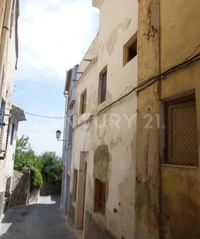 We offer you this excellent opportunity to acquire this property to renovate, located in the center of Moratalla, Murcia. With an area of 85 m² well distributed over two floors, it has a living room, separate kitchen, 2 bedrooms and 1 bathroom. It of...