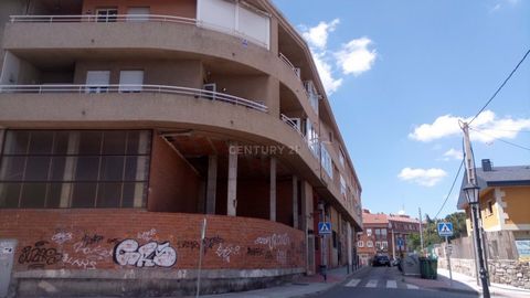 Total meters 550m2. 257 m2 ground floor. Basement rest. It is a set of 3 premises that can be purchased individually or together. Central area of Galapagar Local A of 155.11 m2, distributed on the ground floor of 49.97 m2 and a basement of 105.14 m2....