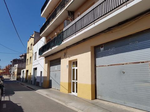 DO YOU WANT TO START A BUSINESS? Can you imagine having a commercial premises where you can develop your activity? This place is 2 places that are sold together. The property has a constructed area of 378 m2 completely open. On the right hand side we...