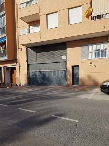 ¿Quieres comprar una plaza de garaje en Villena, Alicante? Excelente oportunidad de adquirir esta plaza de garaje situada en la planta baja de un edificio de cinco alturas sobre rasante y dos alturas bajo rasante, que fue construido en el año 2005. E...