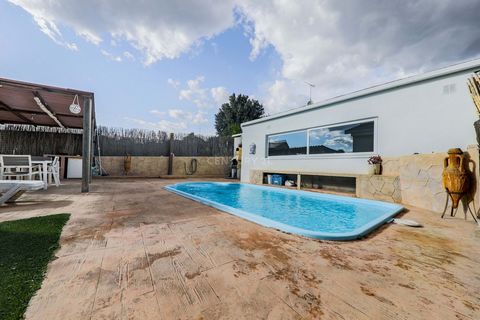Bienvenue à cette merveilleuse opportunité d'acquérir une maison pour deux familles dans le charmant Lliçà de Vall! Située dans un quartier privilégié, cette spacieuse propriété dispose d'un magnifique jardin et d'une piscine étincelante offrant un o...
