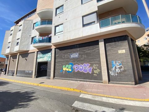 We present you this fabulous set of premises located in Paseo de Las Lomas in El Ejido! They are constituted as a single premises, although physically they are divided into a total of 3 premises, which we detail below: To start with, we have the main...