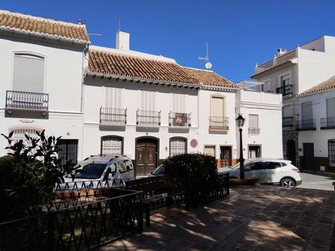 Discover the jewel of the Plaza Alta! This charming townhouse is located in one of the most beautiful and traditional squares of Alhaurín el Grande. Situated next to the butchers, beauticians and jewellers, and a stone's throw from the town hall, thi...