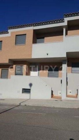 ¿Quieres comprar una vivienda en venta en Onil? Excelente oportunidad de adquirir en propiedad esta vivienda ubicada en la localidad de Onil, provincia de Alicante. Se trata de una vivienda unifamiliar adosada dentro de un conjunto residencial de viv...