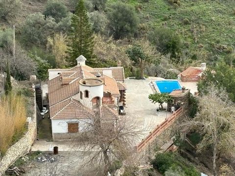 Great opportunity! Are you looking for a large house in the Axarquia area? We have it. The house is well located near Cómpeta on the road to Torrox. The house has a very large living-dining room with fireplace and a large, independent kitchen. Next t...