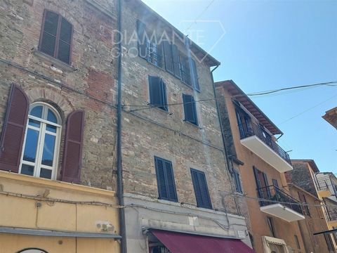 PASSIGNANO SUL TRASIMENO (PG); Between the walls of the historic center, a few steps from Lake Trasimeno, independent sky/ground divided into two apartments of 160 sq m on two levels consisting of: - Ground floor apartment with entrance, large living...