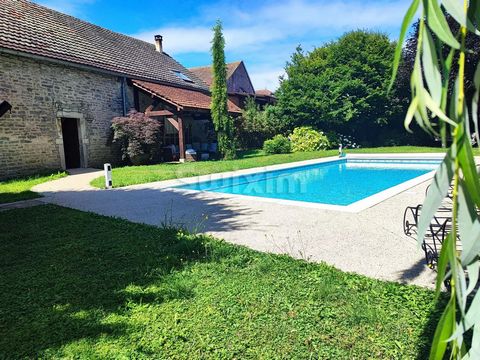 Ref: 66736 PLP. We invite you to discover this characterful property dating from the 17th century, partly renovated. Located in a charming village in the Ouche Valley, in a green setting of 3450 m², enclosed and wooded, bordered by a stream and a pon...