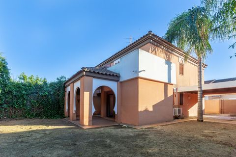 Charming Semi-Detached House in the Best Area of ​​Umbrete, A Home with Privileges and Tranquility! Inmaculada Mateos and KellerWillians sells exclusively, a magnificent semi-detached house in Umbrete, discover the pleasure of living in one of the mo...